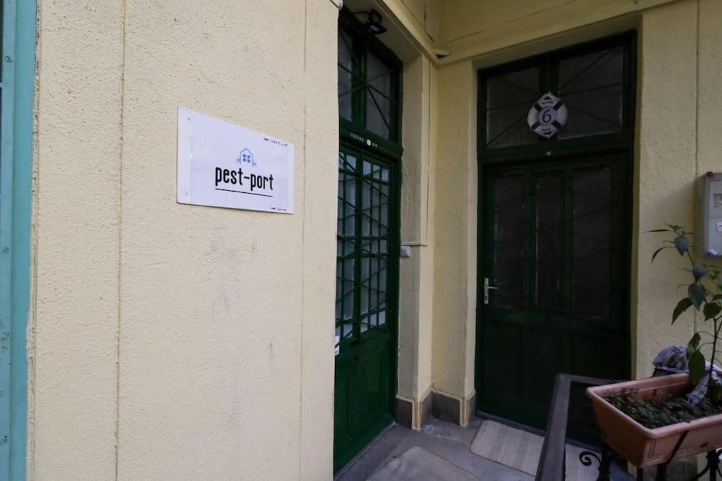 Pest-Port Private Apartment Room-6 Budapest Bagian luar foto